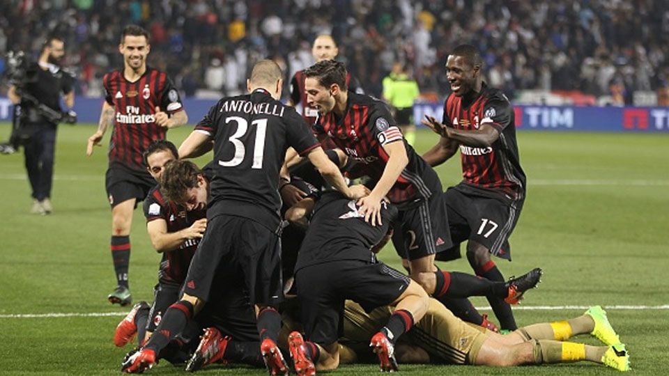 Para pemain AC Milan melakukan selebrasi setelah mengalahkan Juventus di Supercoppa Italia. Copyright: © AK BijuRaj/Getty Images